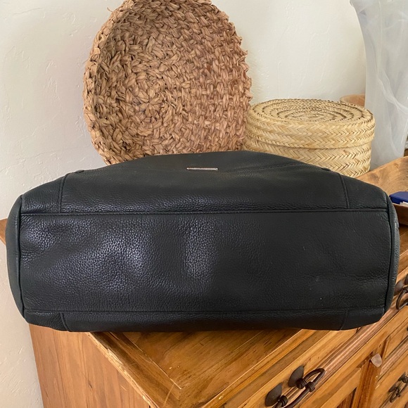 ***"Vince Camuto" Black Leather Shoulder Bag~Slouchy Design 🖤 - Picture 4 of 11